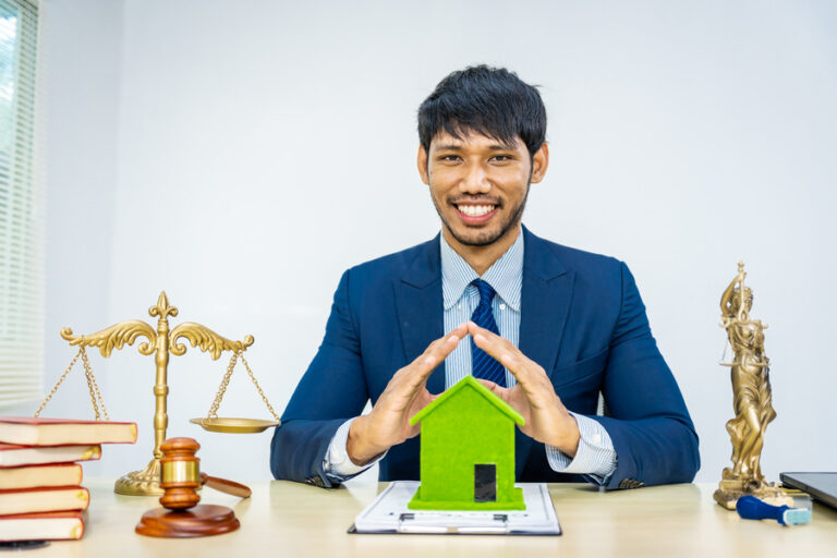 Un professionnel immobilier qui explique les conséquences d'un DPE périmé sur la valeur d'un bien en location ou à vendre