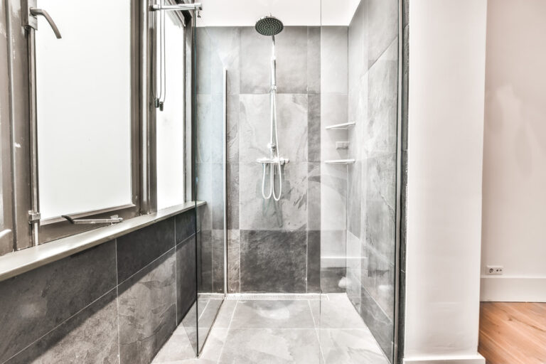 La transformation d'une baignoire en douche pour personne à mobilité réduite