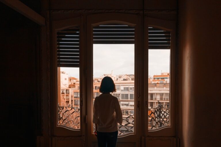 Une femme furieuse de voir les gens se parquer devant chez elle
