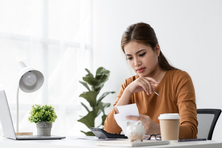 Une femme qui cherche un moyen pour gérer un voisin toxique avec nos solutions concrètes et recours légaux. Guide complet pour retrouver votre tranquillité et faire respecter vos droits