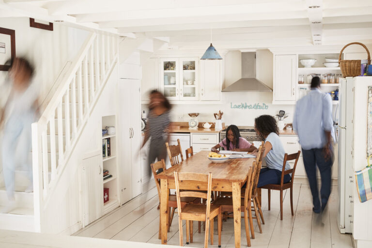 Des personnes qui préparent leur dossier pour obtenir le rang 1 logement social.