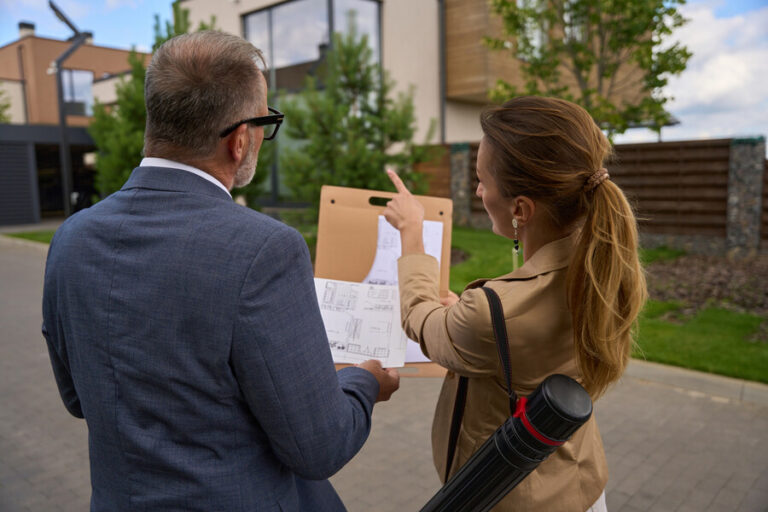 Un agent immobilier discute avec une autre personne pour le coût d'estimation de la maison d'à côté