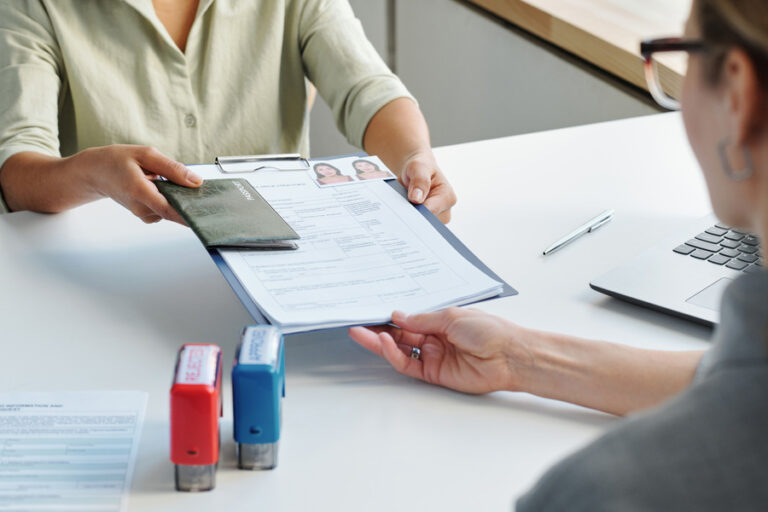 Une personne donnant ses papiers judiciaires tout en parlant de son frais
