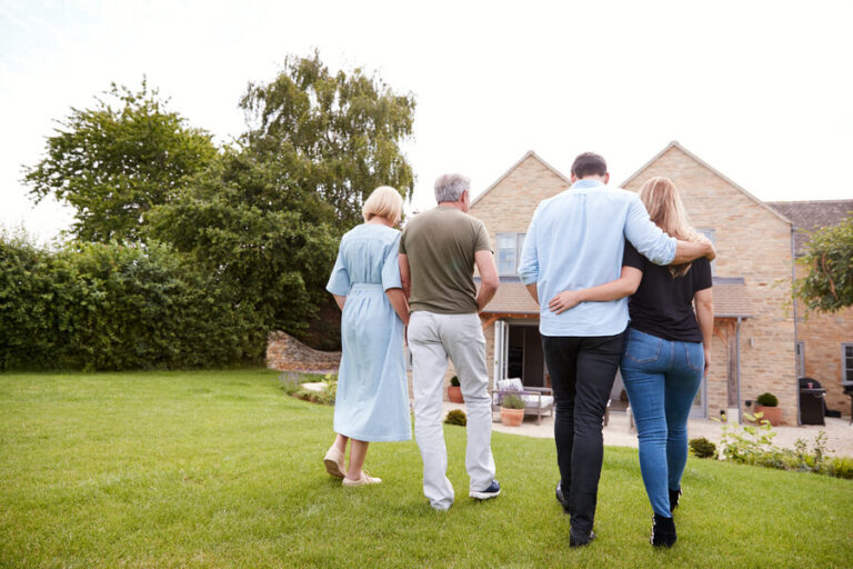 Un jeune couple s'engageant d'acheter la maison de leur parent