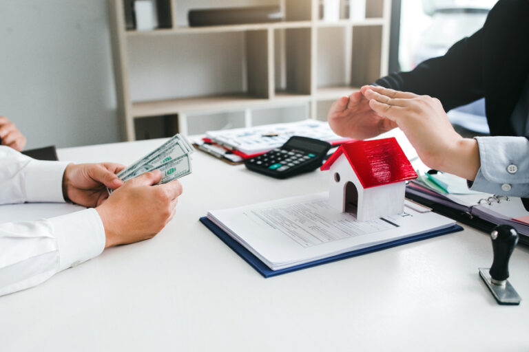 Un locataire qui paie les frais de l'agence immobilière après la signature des papiers juridiques