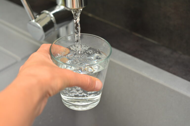 Le locataire utilise l'eau du robinet vu qu'elle est comprise dans ses charges