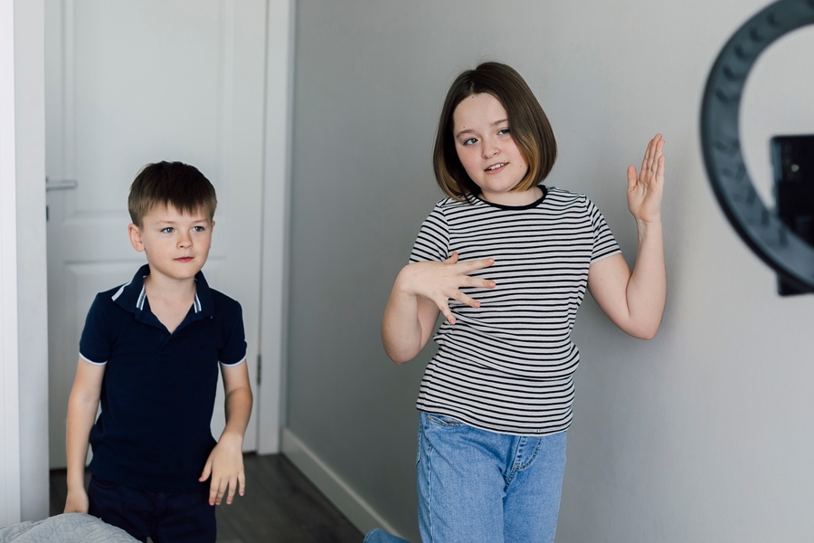 La fille et le garçon vivent dans cette même chambre
