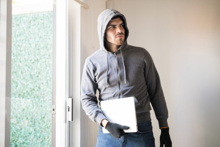 La vie privée de ce locataire est espionnée par quelqu'un qui lui prend en photo