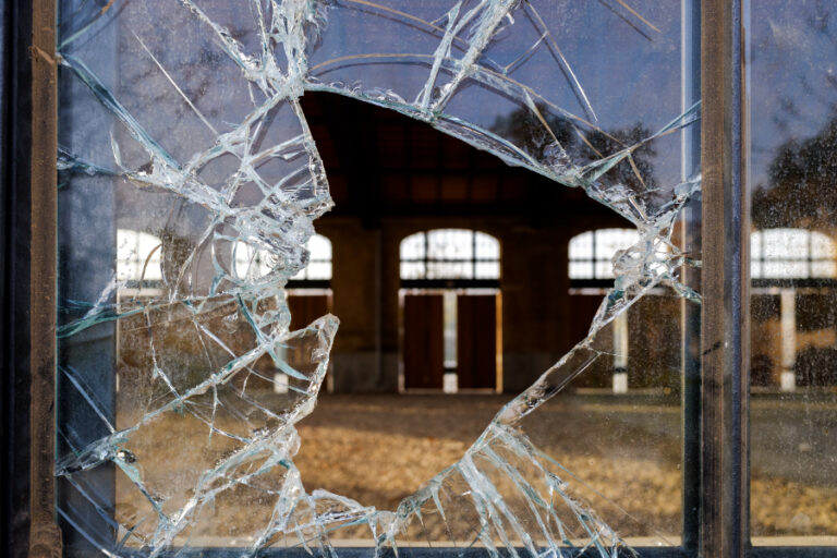 Le locataire prévoit de déclarer ce bris de glace dans leur logement en guise d'indemnisation par son assurance