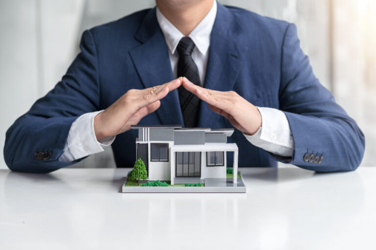 Un agent immobilier qui est responsable de la règlementation d'un contre expertise assurance pour une habitation