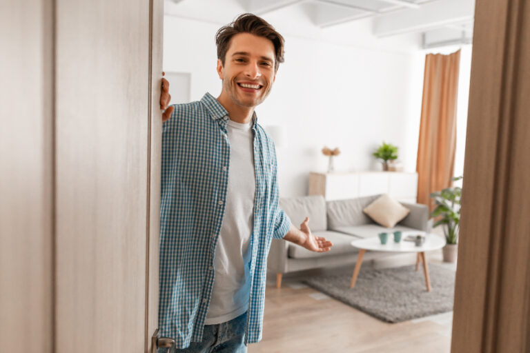 Un homme louant un appartement en attendant que sa vente s'effectue