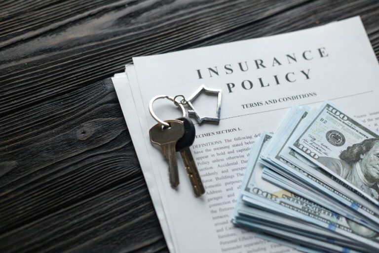 Des clés avec des documents au bureau de la police d'assurance habitation de l'usufruitier ou le nu-propriétaire