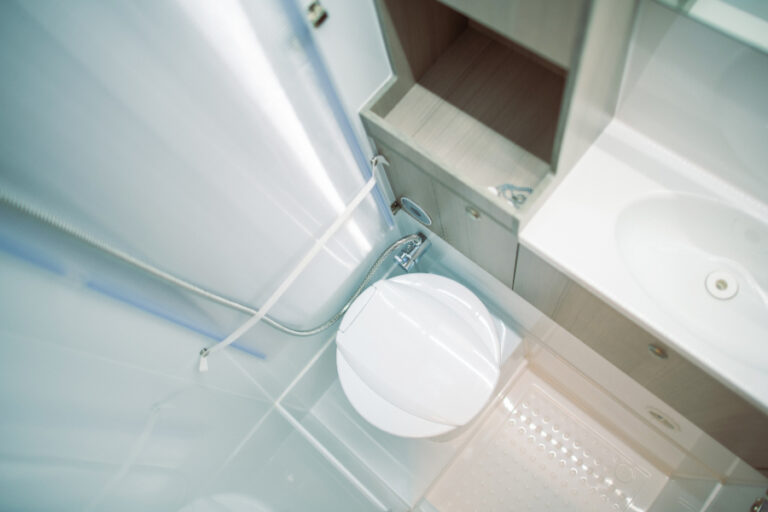 Une douche moderne avec une trappe de visite obligatoire