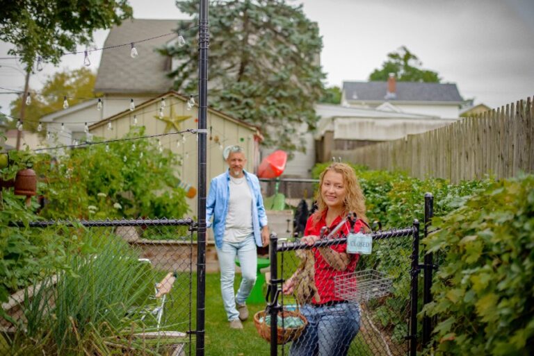Une clôture installée autour d’un jardin privatif en location