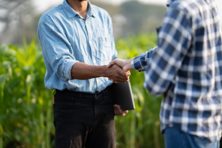 Une signature privée entre deux personnes pour un échange de terrain