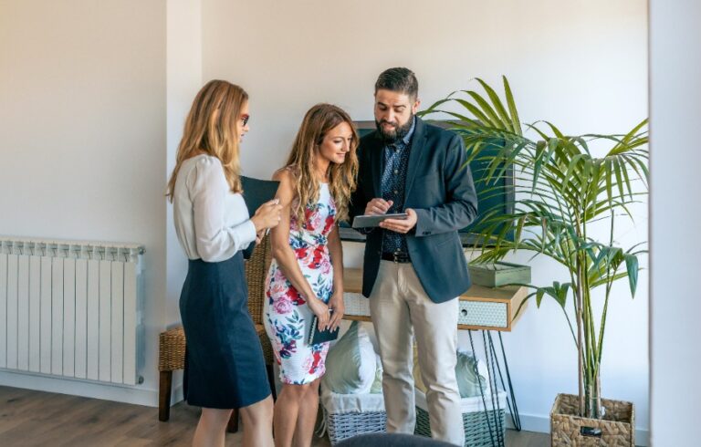 Un propriétaire confie la gestion de son bien à une agence immobilière