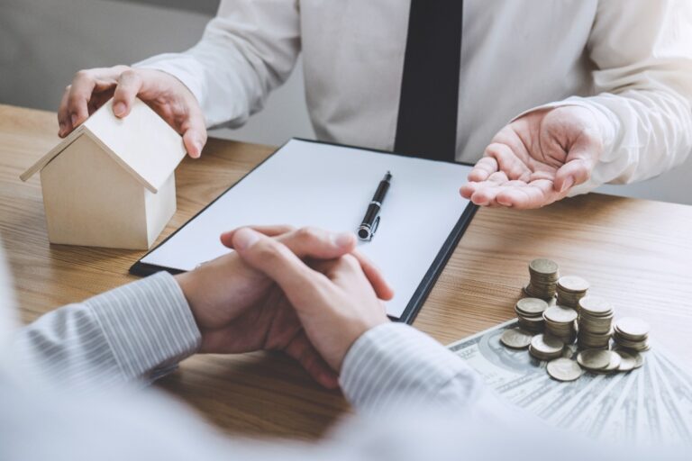 Un contrat d’assurance emprunteur posé sur des documents fiscaux liés à un bien immobilier loué