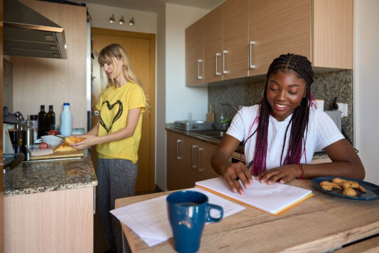Une personne est accueillie dans une maison pour un hébergement à titre gratuit