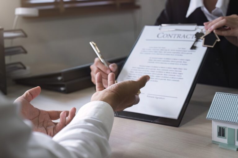 Un agent immobilier qui regarde un dossier sur une presse-papier