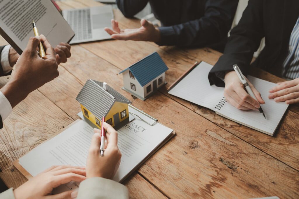 Des gens qui signent un contrat en immobilier