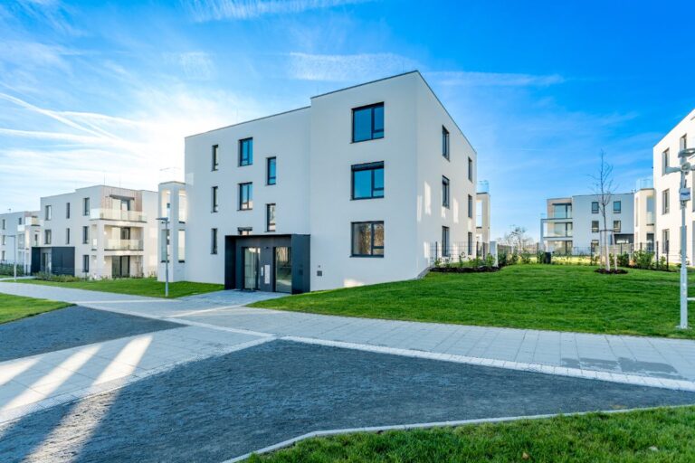 Des immeubles résidentiels modernes sur l'île de France