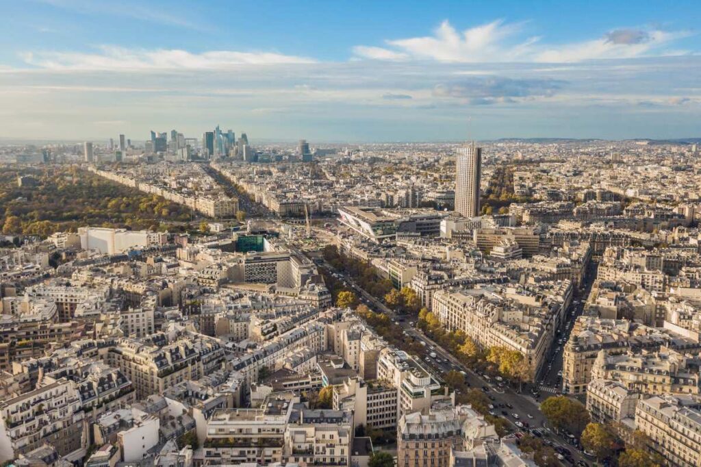 Des immobiliers dans un paysage urbain de Paris