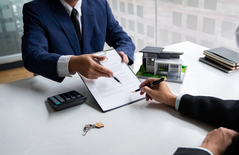 Des particuliers faisant une signature de vente immobilière