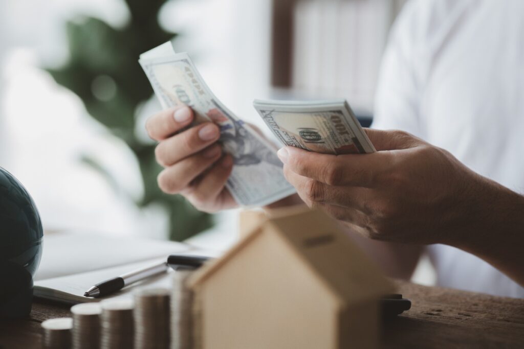 Un emprunteur de crédit immobilier qui tient et compte de l'argent