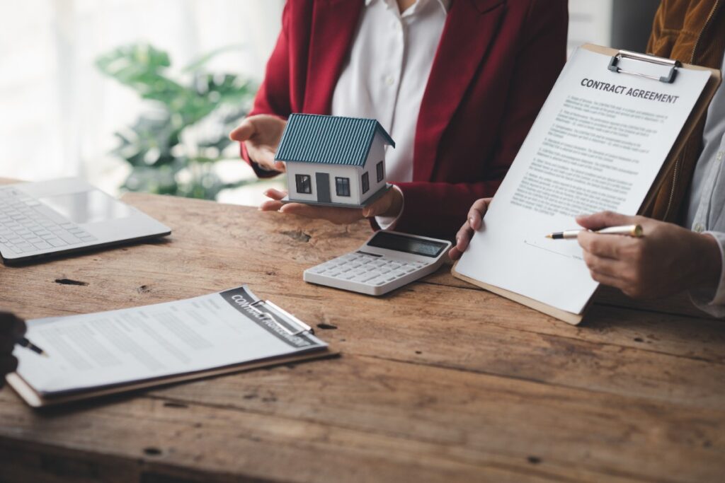 Un emprunteur de crédit immobilier qui signe les papiers