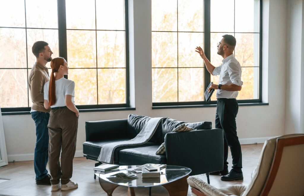 Un agent immobilier montrant un appartement à des clients