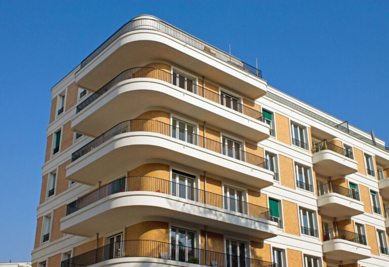 Un bâtiment immobilier construit à Marseille
