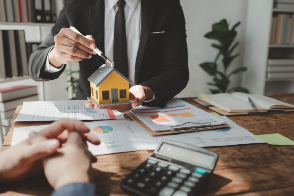 Un consultant immobilier discutant avec un client