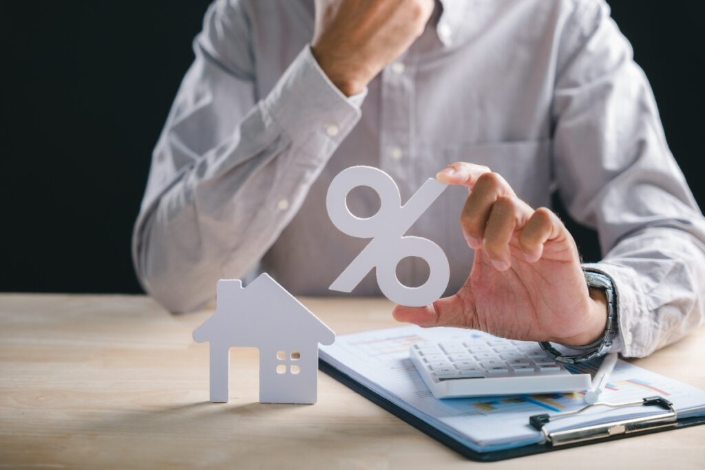 Un responsable à la banque montrant le taux pour l'immobilier