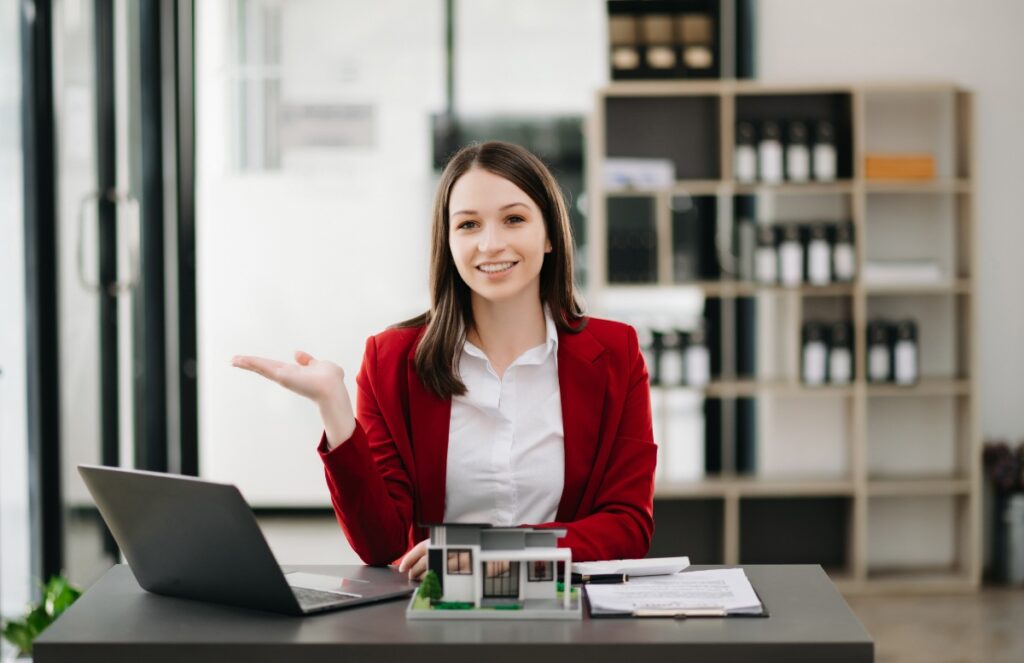 Une femme qui travaille en mettant des biens en vente sur des sites