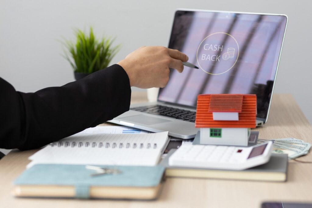 Une personne mettant une maison en vente sur un site