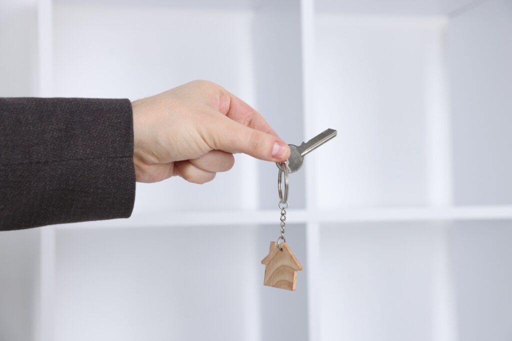 Une personne montrant la clé de sa résidence principal