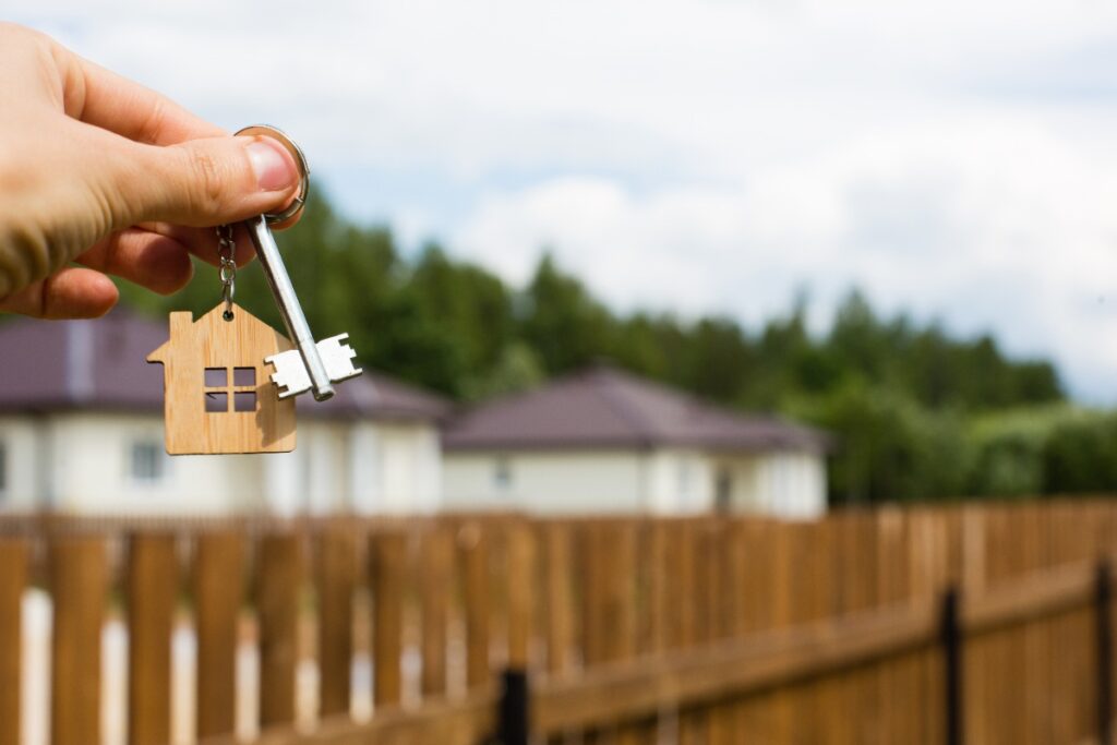 Une personne qui montre une clé de sa maison