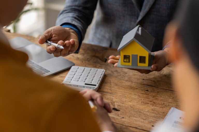 Une personne travaillant à la banque et explique à un client leur taux immobilier en 2026