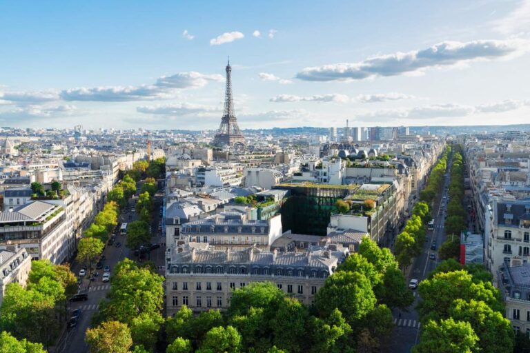 Des immobiliers à la ville de Paris avec une vue de la Tour Eiffel