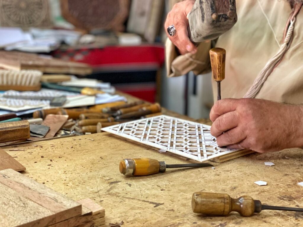 Un artisan qui travaille dans une menuiserie traditionnelle