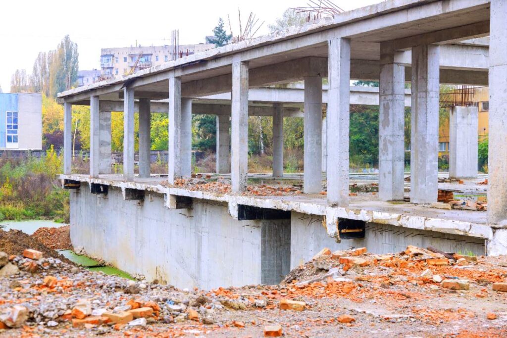 Un bâtiment en béton inachevé