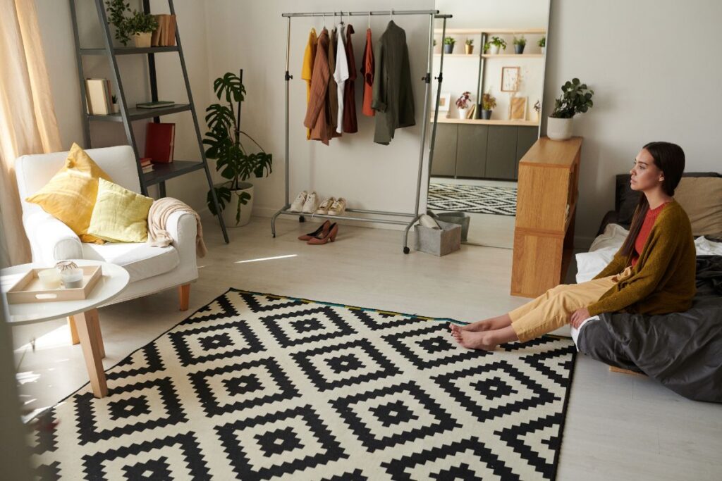 Une femme assise dans sa chambre