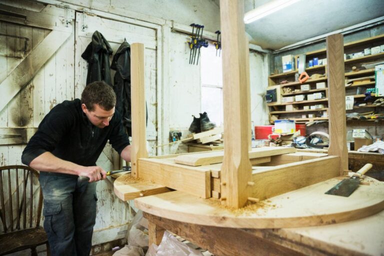 Un homme travaillant dans un atelier de menuiserie