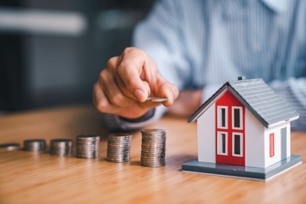 Un homme qui économise de l'argent pour un achat de maison