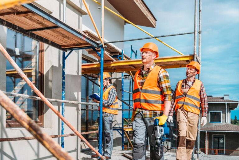 Des ouvriers qui travaillent sur un chantier