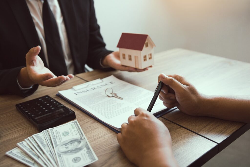 Une personne qui signe un contrat pour une vente immobilière