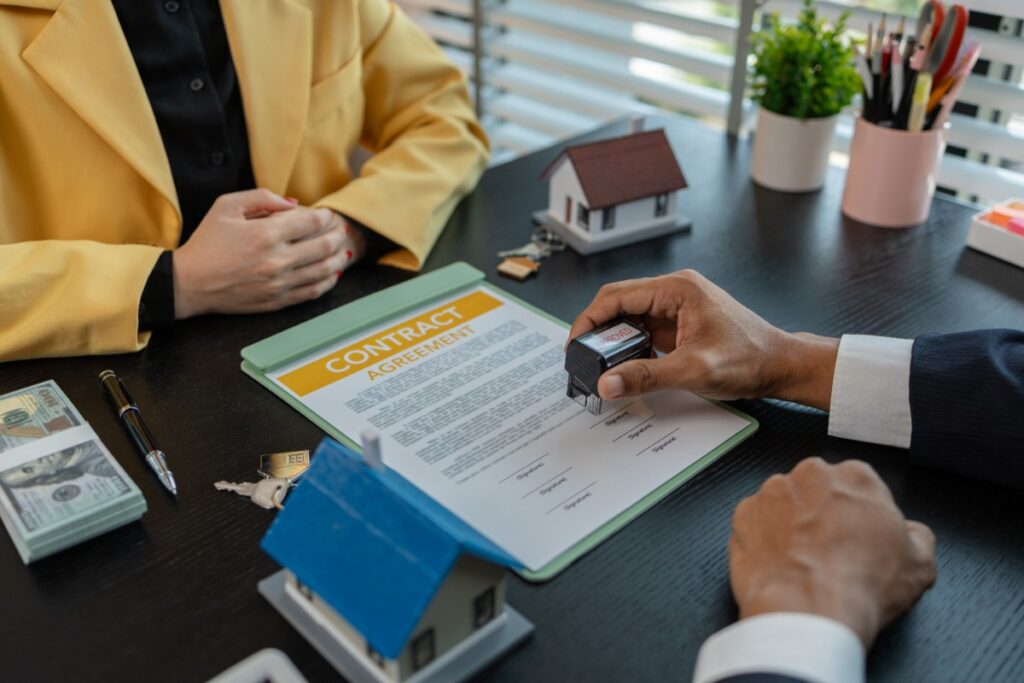 Une personne qui signe un contrat pour un achat de bien immobilier
