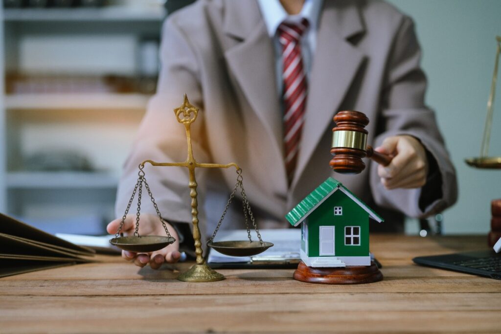 Un agent qui montre le droit immobilier