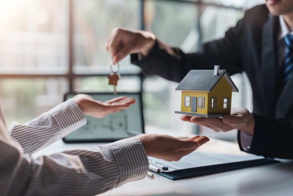 Un agent immobilier et un client qui négocient un contrat 