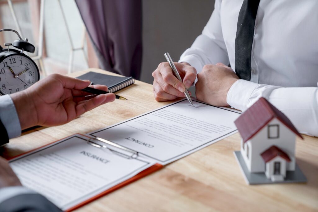 Un agent immobilier qui discute avec une personne